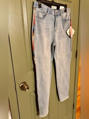 NWT-Knox Rose Light Wash Skinny Jeans with Embroidered Multicolor Side Trim